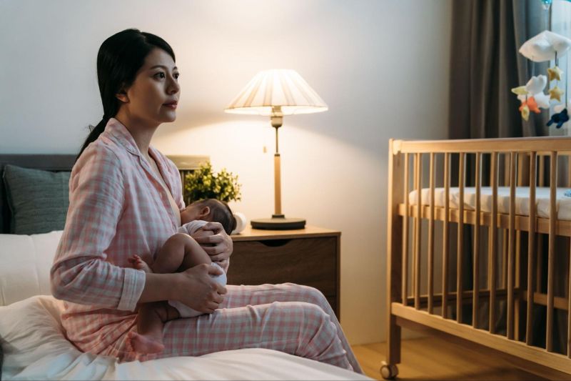 thức khuya chăm con