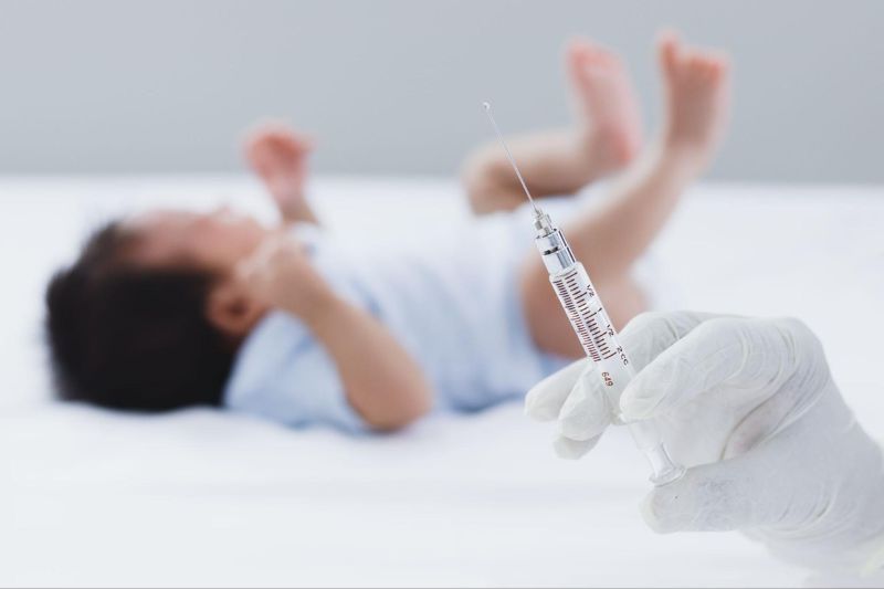 tiêm vắc xin cho trẻ sơ sinh