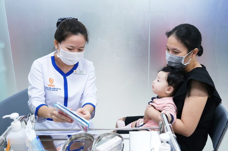 Trẻ tiêm phòng tại Trung tâm tiêm chủng VNVC