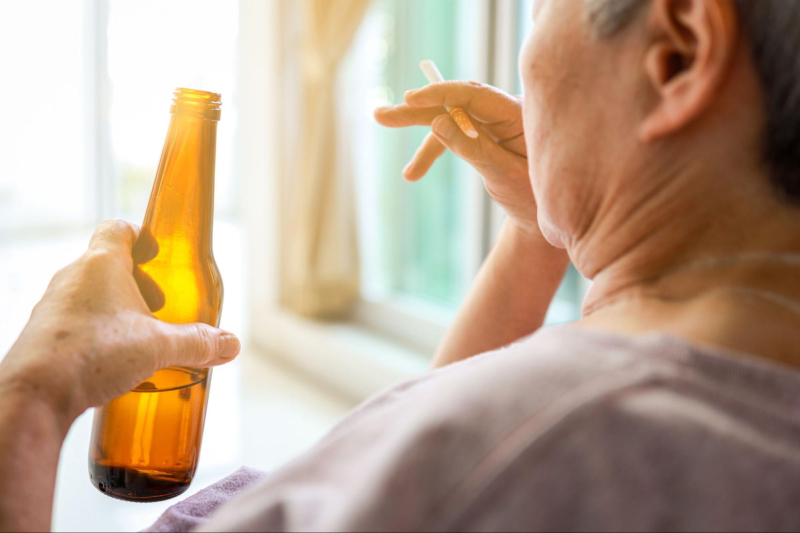 uống rượu bia là yếu tố góp phần gây nhồi máu cơ tim ở người già