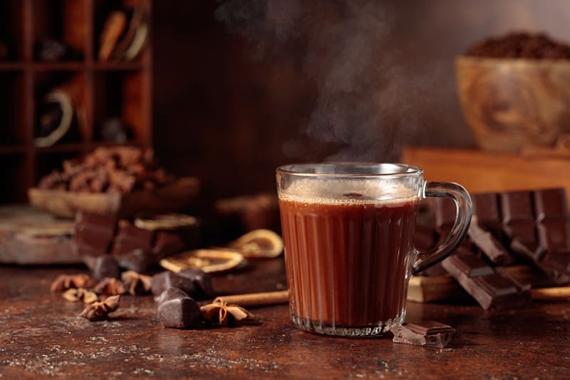 uống socola đen hoặc cacao nóng