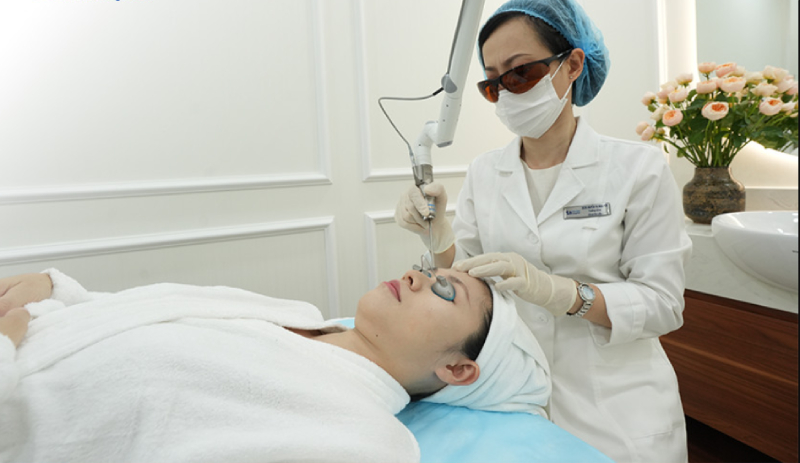 bác sĩ điều trị laser da cho người bệnh
