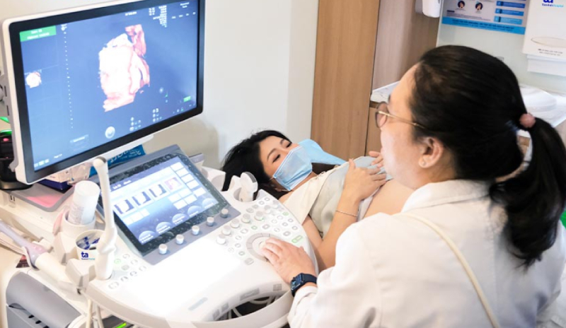 bác sĩ khoa sản tâm anh đang khám thai