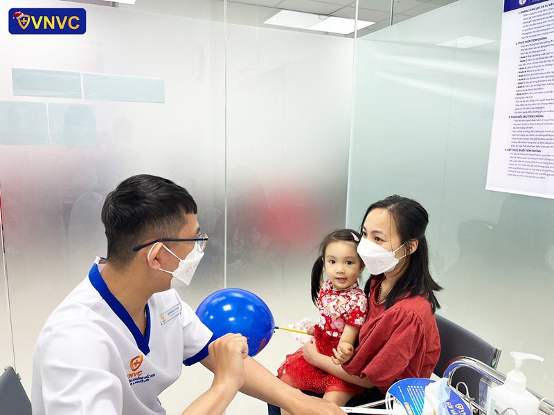 bác sĩ kiểm tra lâm sàng sức khỏe trẻ