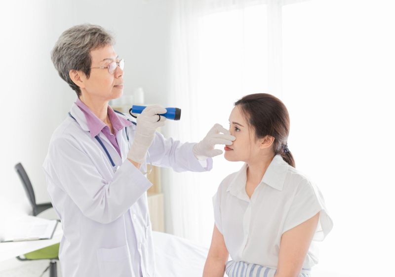 bác sĩ kiểm tra mắt