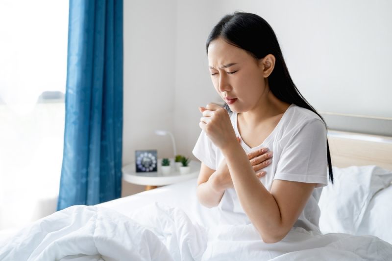 cô gái ho nhiều