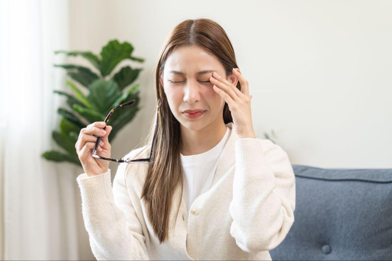 cô gái mỏi mắt