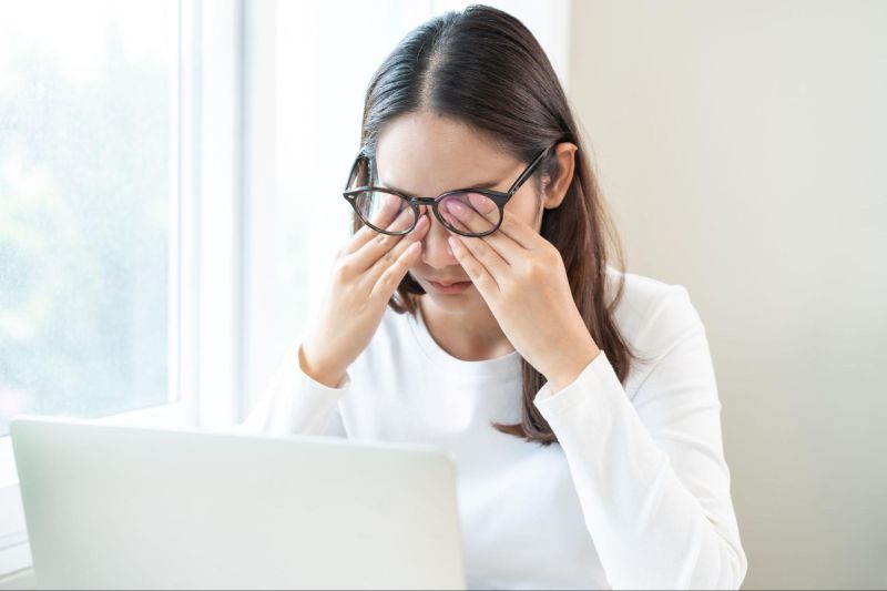 cô gái mỏi mắt