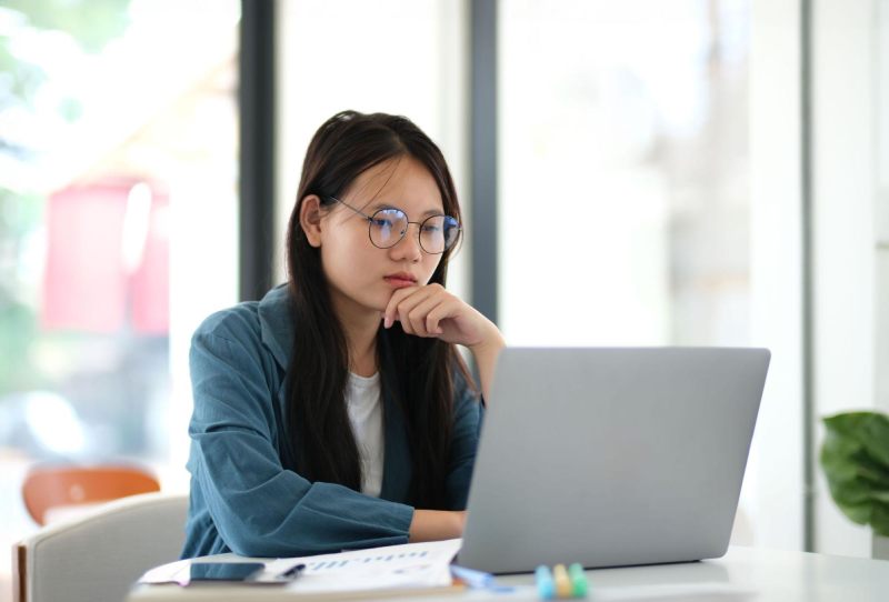 cô gái ngồi làm việc