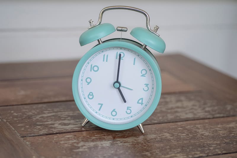 đặt đồng hồ báo thức để tránh ngủ quên