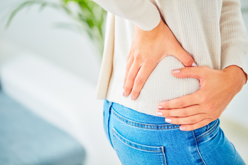 phụ nữ sau sinh bị đau mỏi vùng hông 