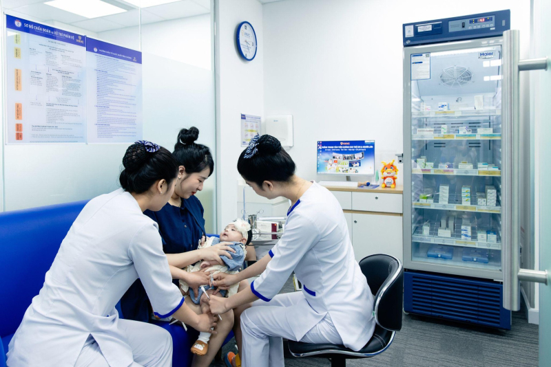 điều dưỡng tiêm vắc xin cho bé