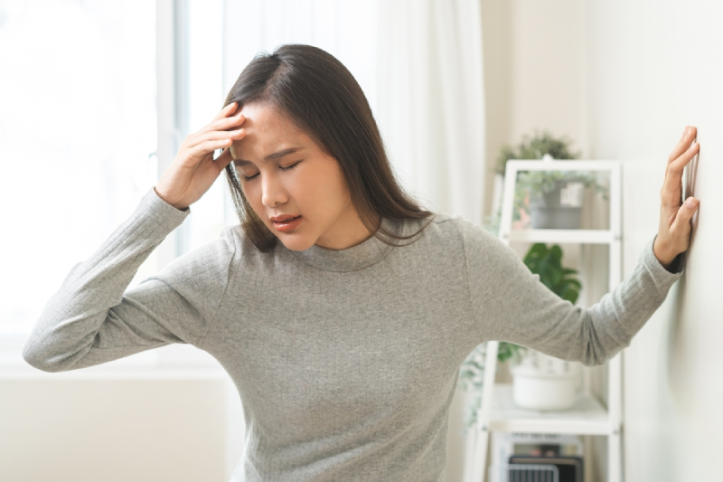 người bệnh bị nhức đầu choáng váng