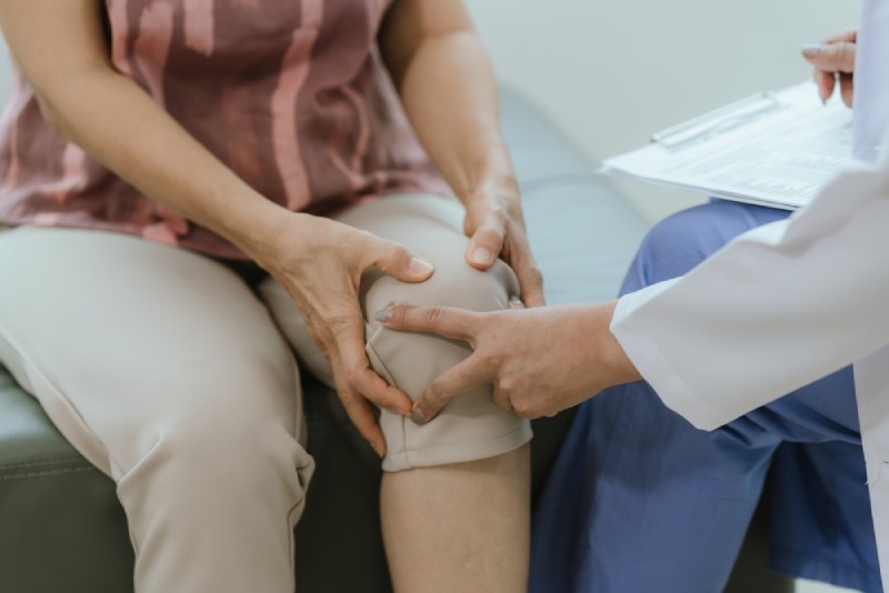 bác sĩ khám viêm khớp 