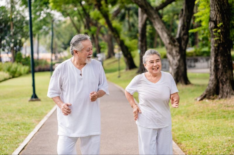 người cao tuổi tập thể dục