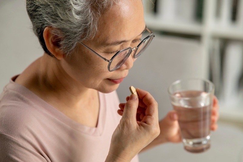 người lớn tuổi uống thuốc