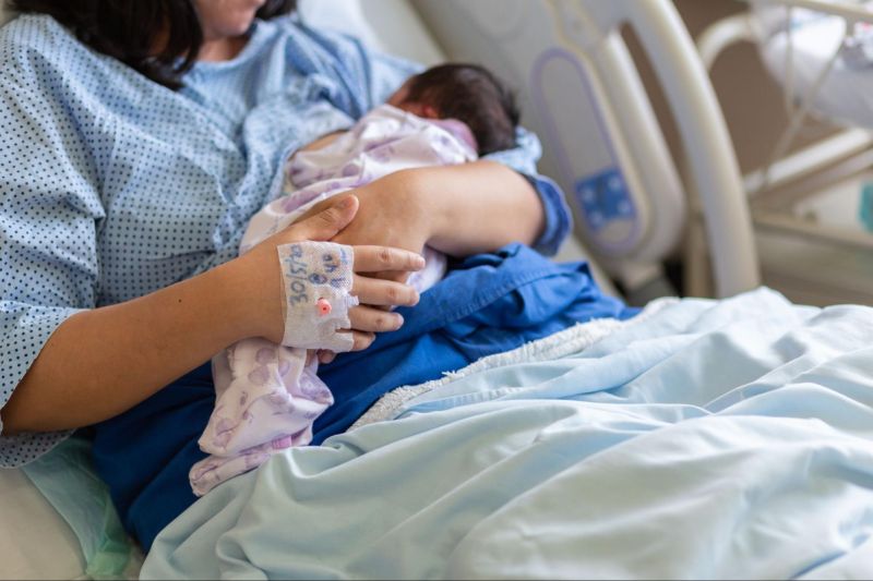 người mẹ ôm trẻ sơ sinh