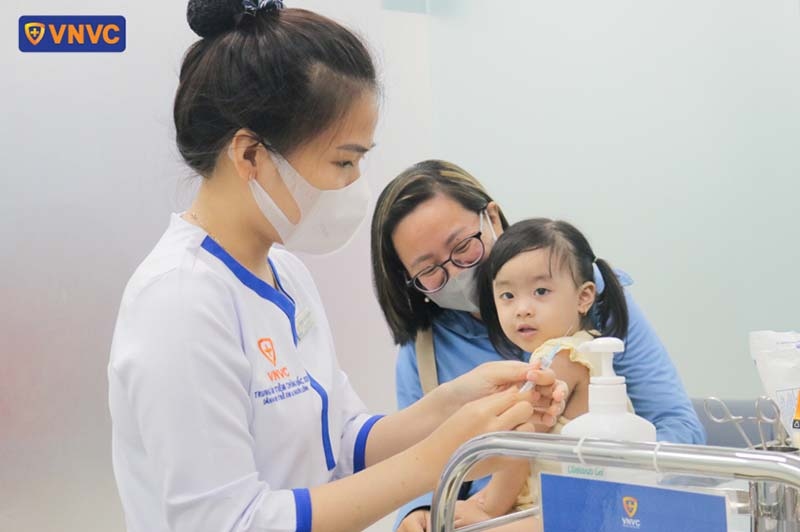 nhân viên y tế chuẩn bị tiêm chủng tại vnvc