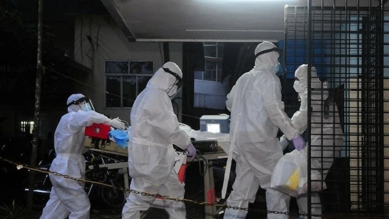 nhân viên y tế vận chuyển bệnh nhân