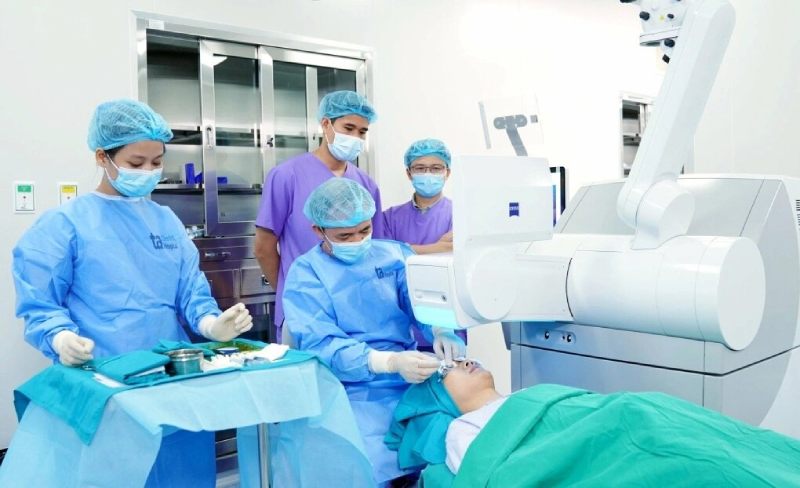 phẫu thuật mắt hiện đại
