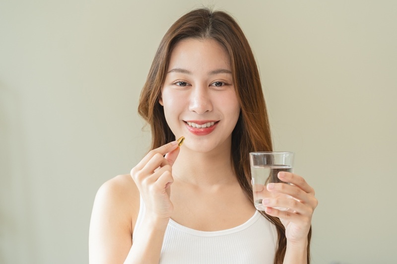 phụ nữ uống thuốc trị mụn