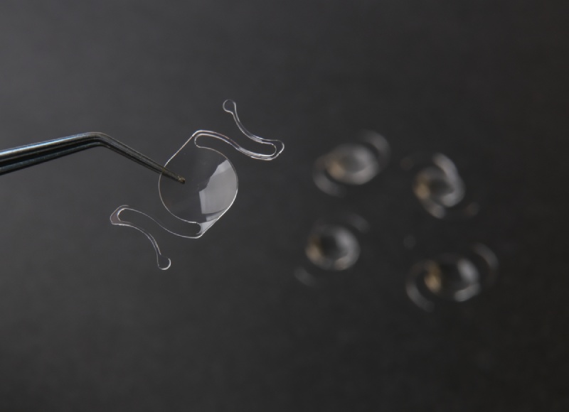 thủy tinh thể nhân tạo