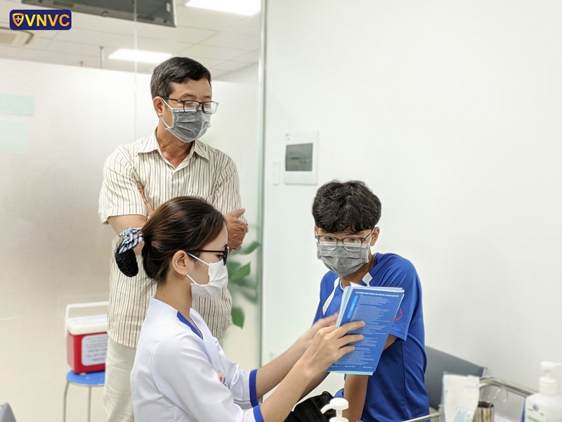 trẻ tiêm chủng tại vnvc thủ đức