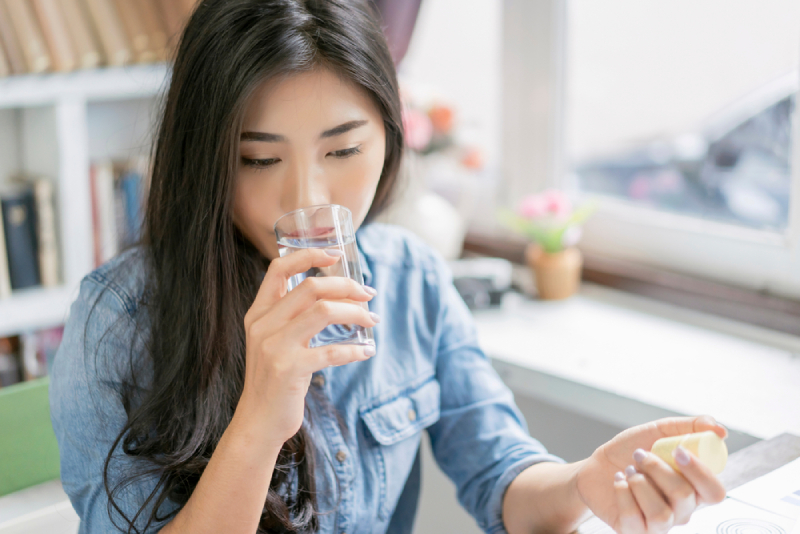 uống trọn viên thuốc với nước lọc
