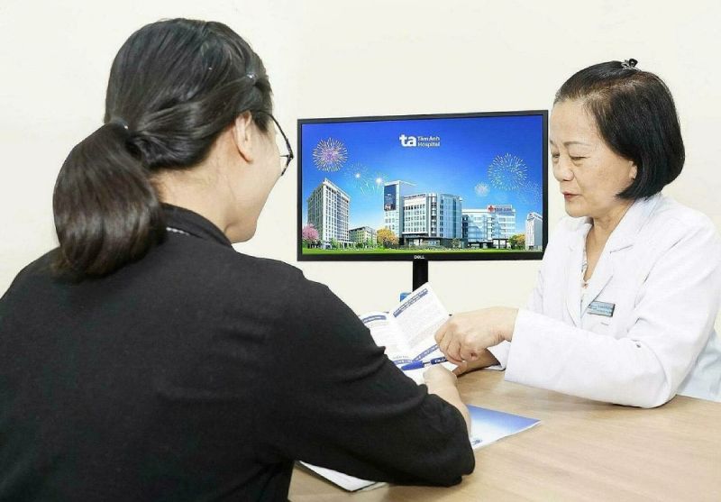 bác sĩ đang tư vấn