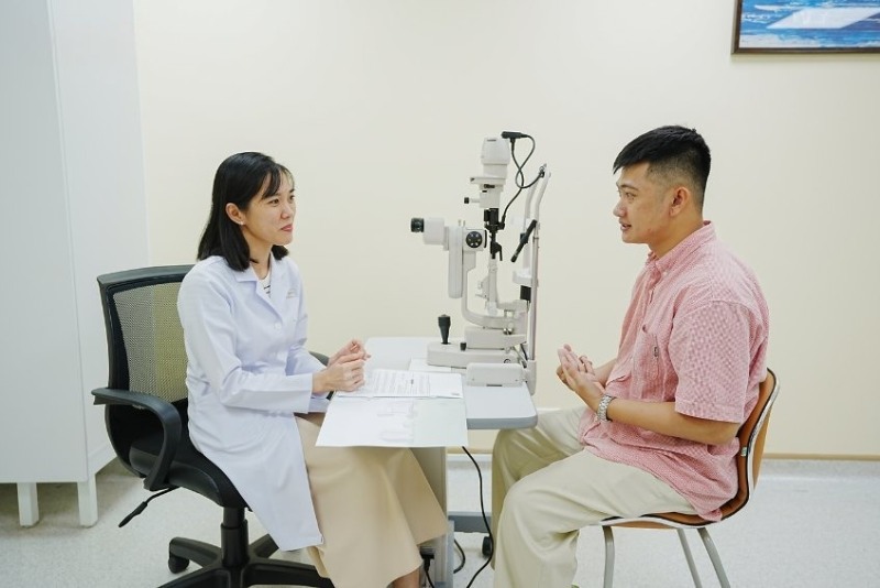 bác sĩ thăm khám mắt cho người bệnh