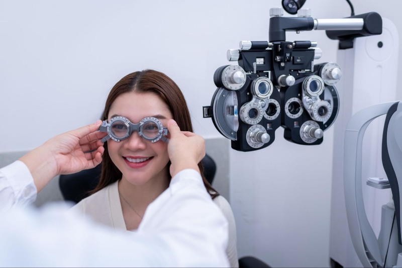 bác sĩ đo độ viễn cho người bệnh