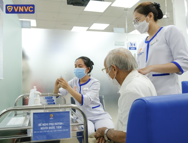 điều dưỡng viên chuẩn bị tiêm vắc xin cho người bệnh 