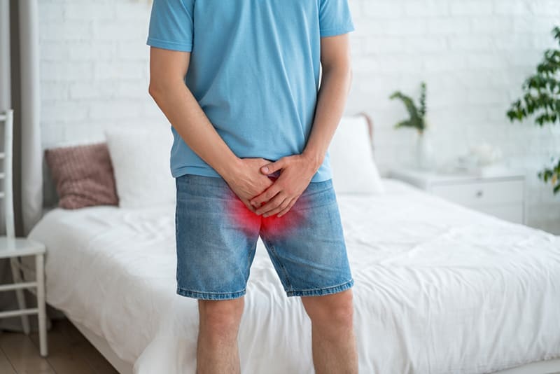 khi dương vật cương cứng bất thường nên đi thăm khám