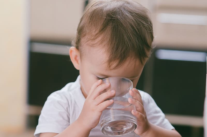 kiểm soát lượng nước trẻ uống vào buổi tối