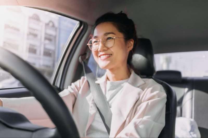 người bị cận đeo kính lái xe