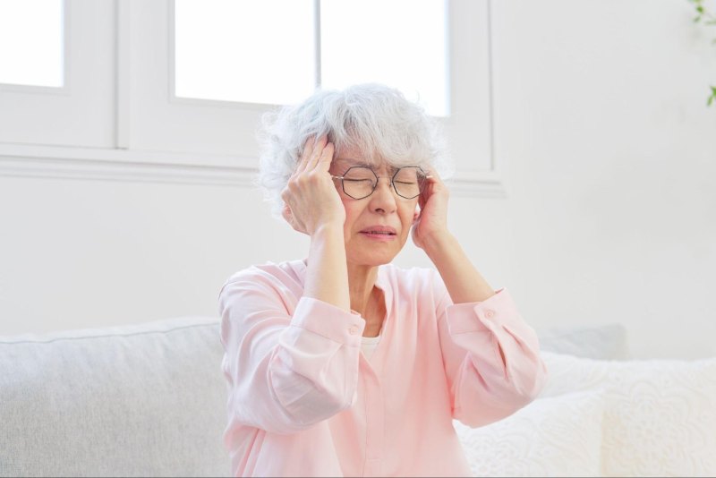 người lớn tuổi bị đau đầu do tác dụng phụ của thuốc