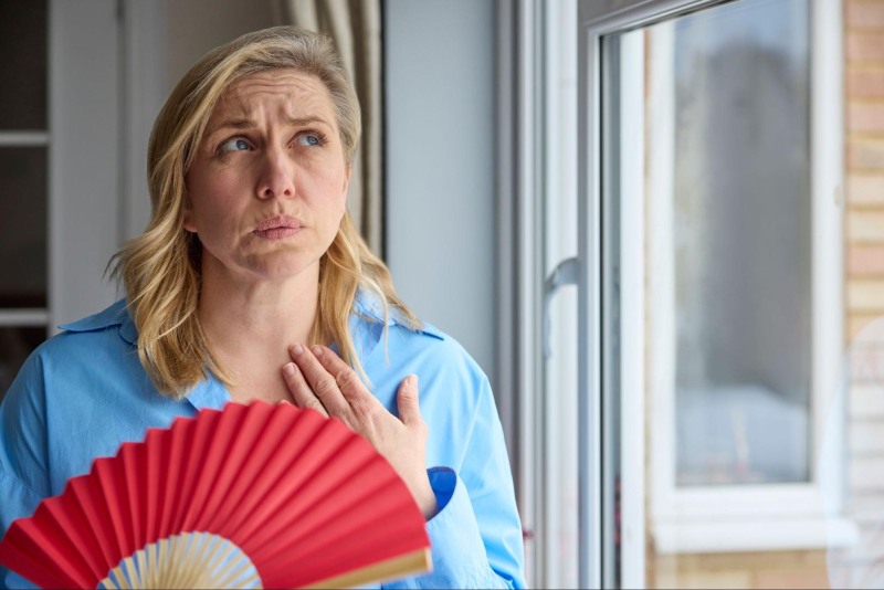 phụ nữ mãn kinh có dấu hiệu bốc hỏa