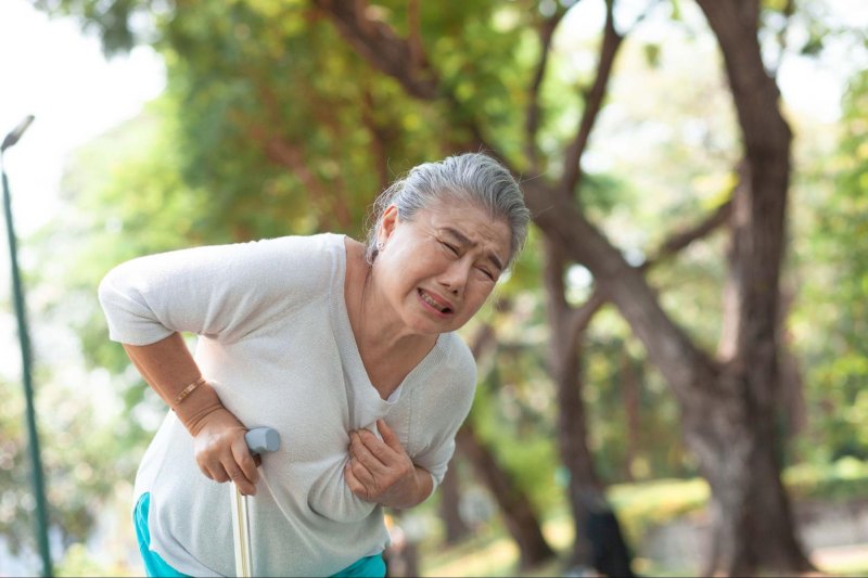 phụ nữ lớn tuổi đau tim khó thở