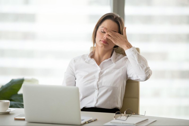 phụ nữ mỏi mắt
