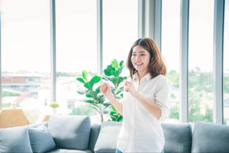 phụ nữ vui vẻ