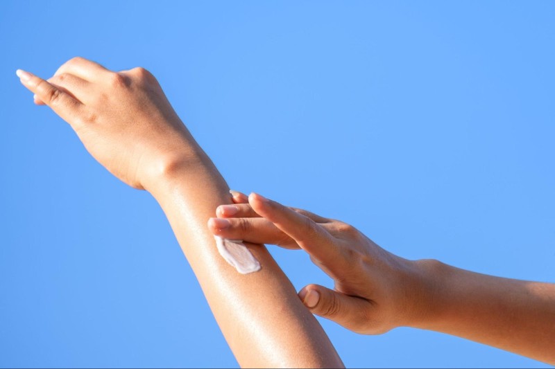 thoa kem chống nắng bảo vệ da