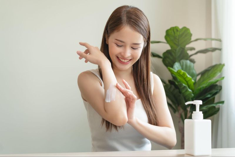 thoa kem dưỡng da tay
