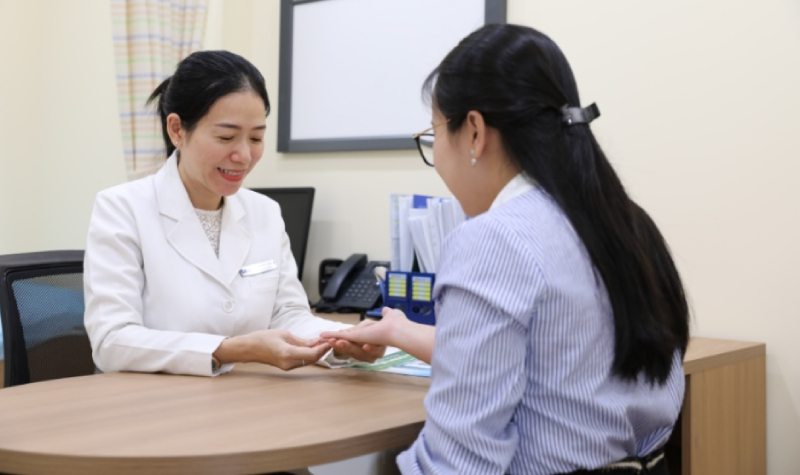 bác sĩ da liễu thăm khám cho người bệnh 