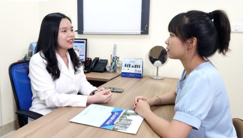 bác sĩ đang tư vấn