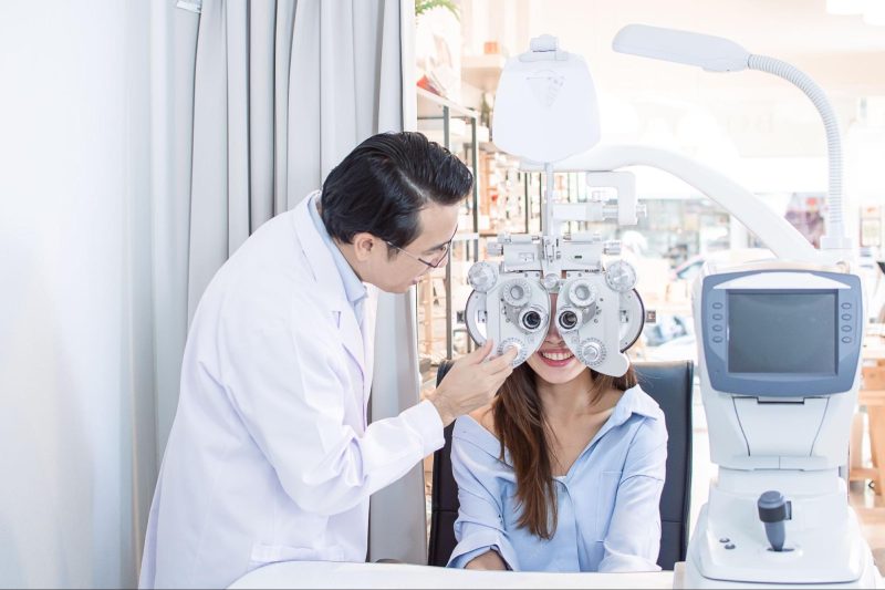 bác sĩ đo mắt bằng máy