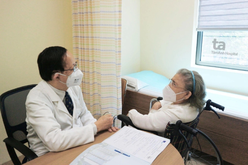 bác sĩ thăm khám cho người bệnh