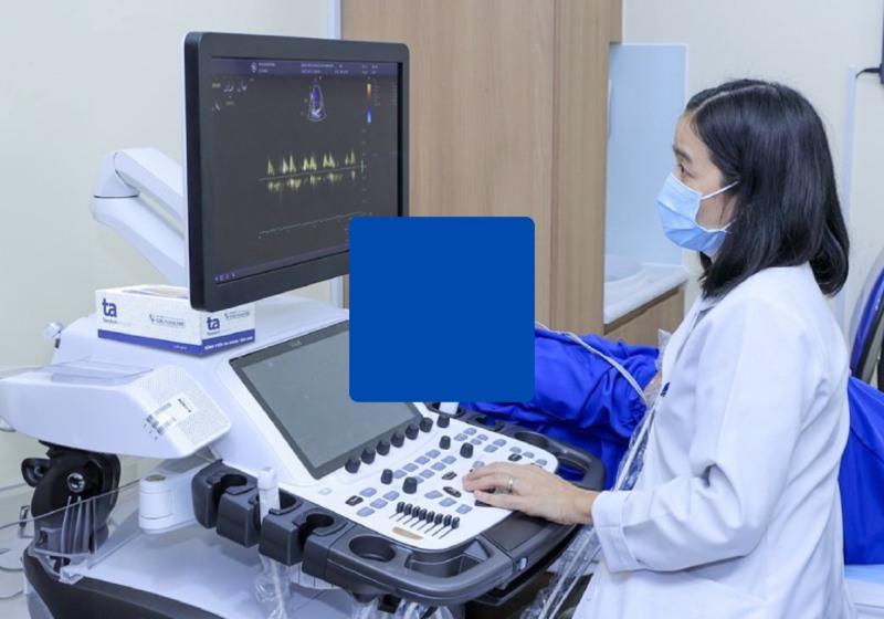 bác sĩ thực hiện siêu âm tim