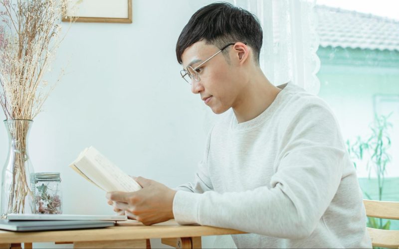 chàng trai đang đọc sách