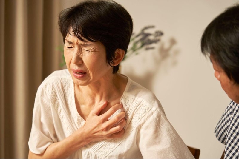 cơn đau thắt ngực trái