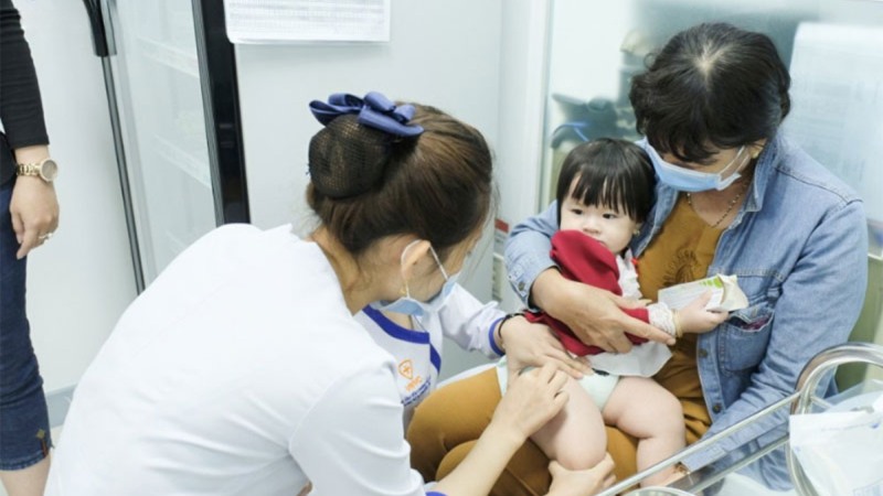 trẻ đang được tiêm vắc xin